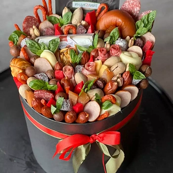 Колбасы, сыры в шляпной коробке