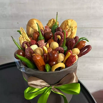 Подарок мужчине с колбасой, сыром